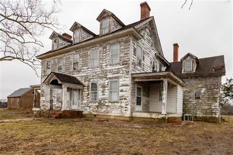 Tour the abandoned farmhouse of a US senator | loveproperty.com