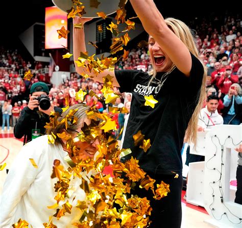 Stanford coach Tara VanDerveer makes history as NCAA's winningest coach - ABC News