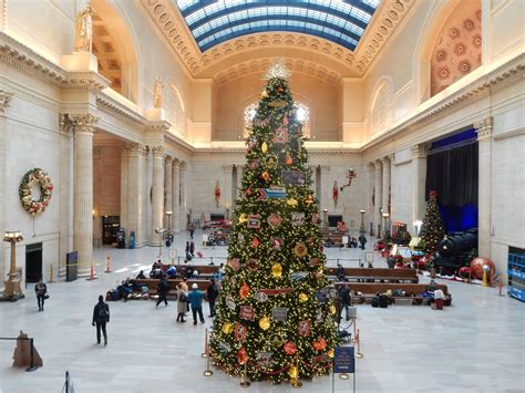 Christmas tree and decoration at Great Hall at Union Station. December 2018. | Chicago history ...