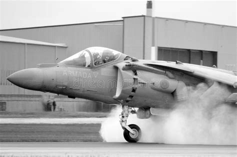 Harrier Jump Jet, Landing on an Airfield Runway Editorial Image - Image of runway, bombs: 193198915