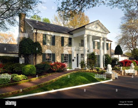 Photo of Elvis PRESLEY and VENUES and GRACELAND; Elvis Presley's house ...