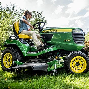 John Deere X750 Signature Series Lawn Tractor