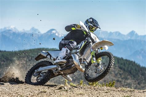 Motorrad Vergleich Husqvarna TE 300i 2018 vs. KTM 300 EXC TPI 2022