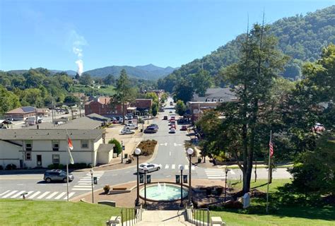 Exploring Downtown Sylva, North Carolina - The GloveTrotters!