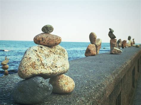 Row of cairns on The Wall - Narragansett Beach, RI #VisitRhodeIsland ...