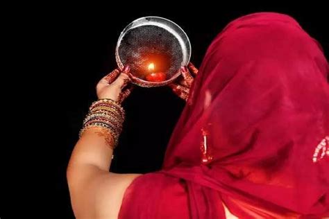 Karwa Chauth 2022 Women Break Fast Perform Rituals As Moon Sighted in Delhi Faridabad Noida