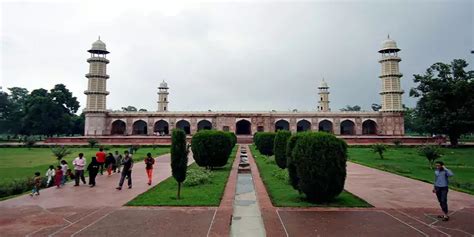 Tomb of Emperor Jahangir - History Of Pakistan