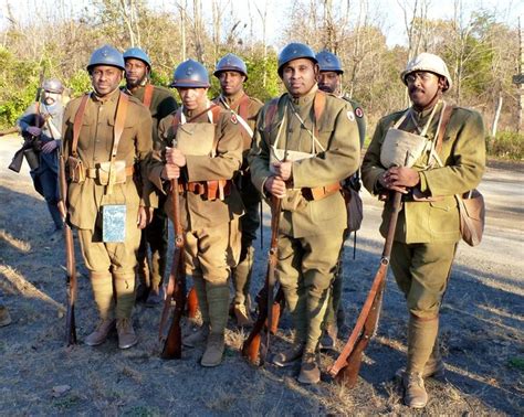 372nd Infantry, 93rd Division, AEF Colored (The Red Hand) These American soldiers wore U.S ...