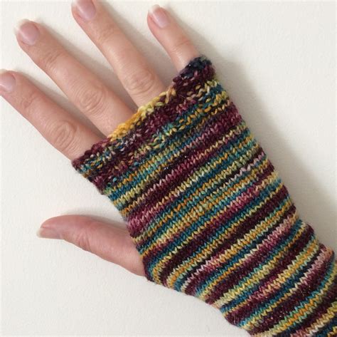 Easy Fingerless Mitts (Mittens): A Free Knitting Pattern - FeltMagnet