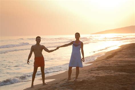 romantic couple on beach 12641461 Stock Photo at Vecteezy