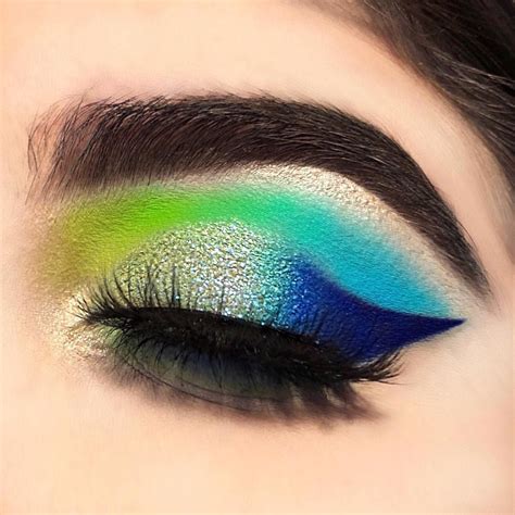 Blue and Green eyeshadow. IG: @emvalencia_ | Makeup pictures, Green eyeshadow, Best makeup products