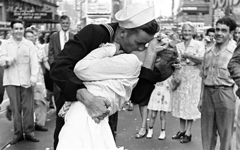 WWII Sailor in Controversial 'The Kiss' Photo Dies at 95 | Live Science