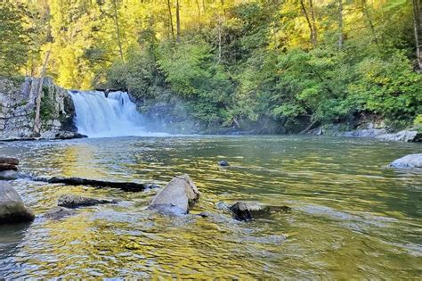 THE Cades Cove waterfalls hike to do in the Smoky Mountains: Abrams Falls Trail! ⛰🐻 Smokies ...