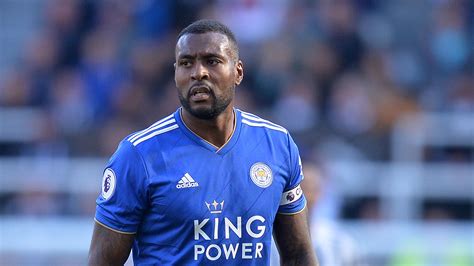 Wes Morgan extends Leicester contract until 2020 | Football News | Sky Sports