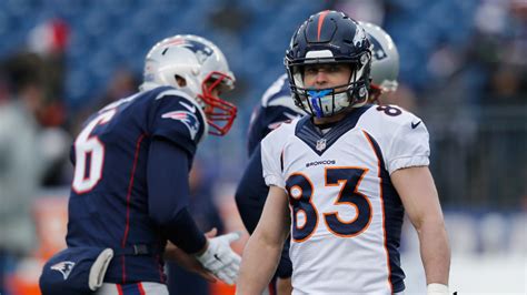 Denver Broncos WR Wes Welker leaves game vs. Patriots with back injury ...