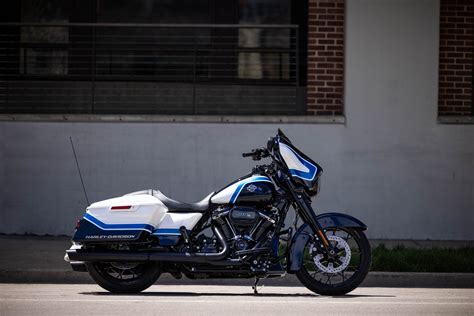 Harley Davidson Gives Us a Custom, Hand-Painted Street Glide - webBikeWorld