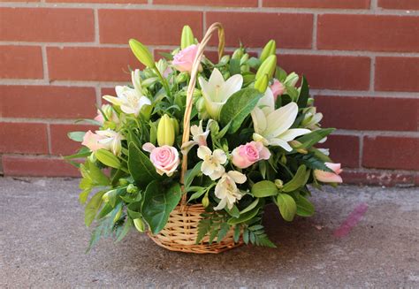 Flower Basket Arrangement | Flower delivery, Online flower delivery, Best online flower delivery