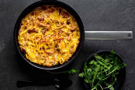 Pasta frittata with rocket