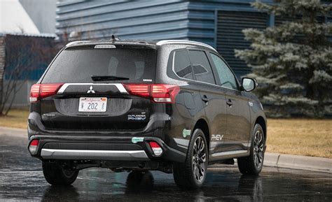 2018 Mitsubishi Outlander | Cargo Space and Storage Review | Car and Driver