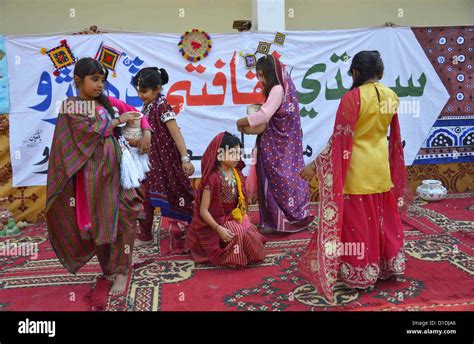 Sindhi dance hi-res stock photography and images - Alamy