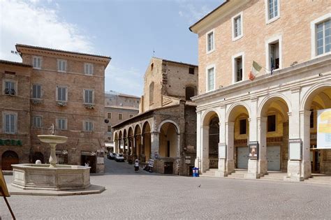 Urbino - Piazza della Repubblica | Piazze, Piazza, Fotografia