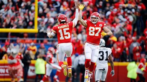 Chiefs TE Travis Kelce on Catching Patrick Mahomes’ No-Look Passes and ...