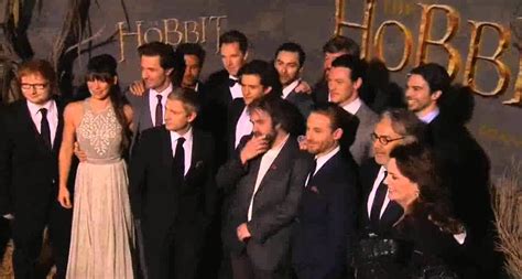 Cast of The Hobbit posing for group photo - Desolation of Smaug World Pr...