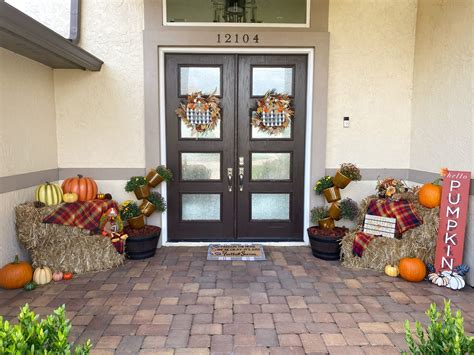 Fall Decorating Idea Using Hay Bales | Fall Front Porch Decor