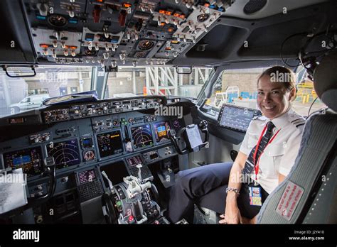 cockpit of modern jetliner with female co-pilot Stock Photo - Alamy