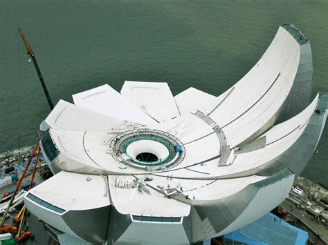 moshe safdie: artscience museum, singapore