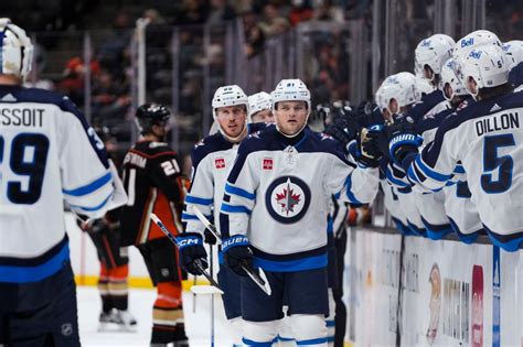 Winnipeg Jets take over top spot in NHL with 3-1 win in Anaheim