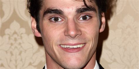 RJ Mitte Explains How Having Cerebral Palsy Taught Him To Pity Bullies ...