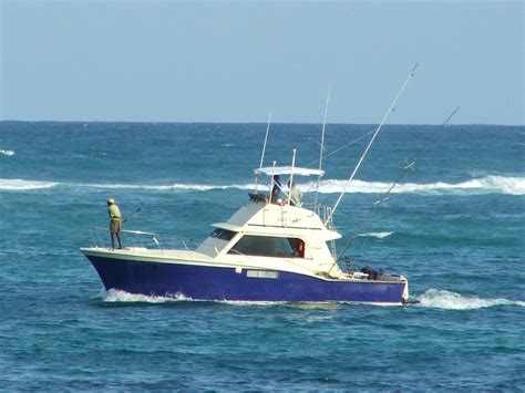 File:Small sport fishing boat.jpg