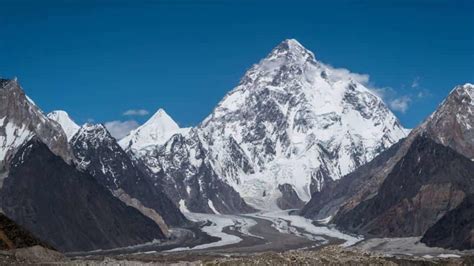 Search underway for 3 climbers on K2 mountain in Pakistan | World News - Hindustan Times