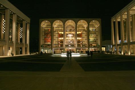 Visitor's Guide to The Metropolitan Opera House in NYC