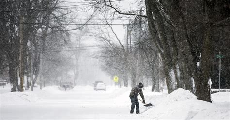 Wisconsin weather: Spring blizzard dumps record snow, upends travel