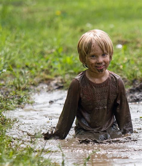 child playing in the mud - Scheiss Weekly