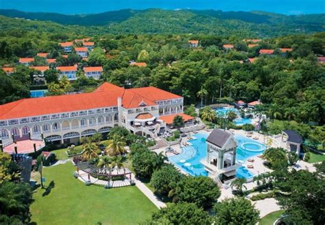 The Vast Sandals Ochi Beach Resort in Jamaica | Men's Gear