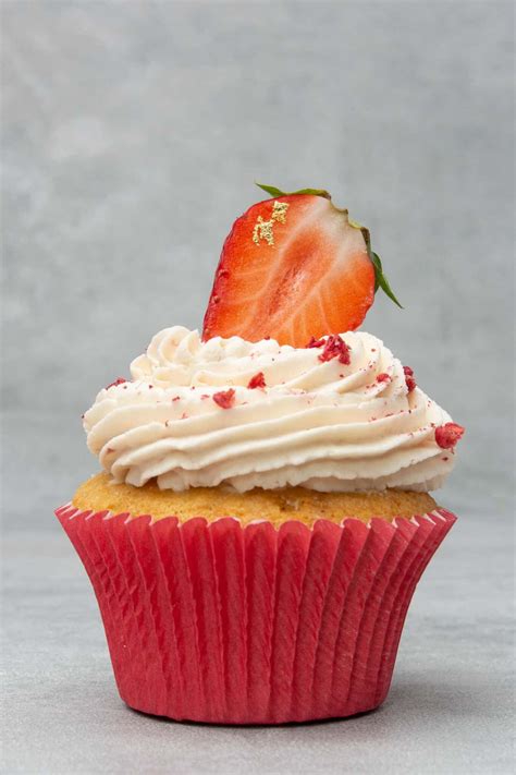 Strawberries And Cream Cupcakes | Spatula Desserts