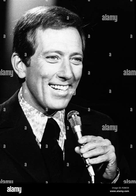 El cantante Andy Williams durante una actuación en el 'Andy Williams Show'. 1962 Stock Photo - Alamy