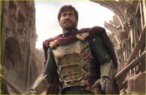 Jake Gyllenhaal Debuts as Mysterio in 'Spider-Man: Far From Home ...