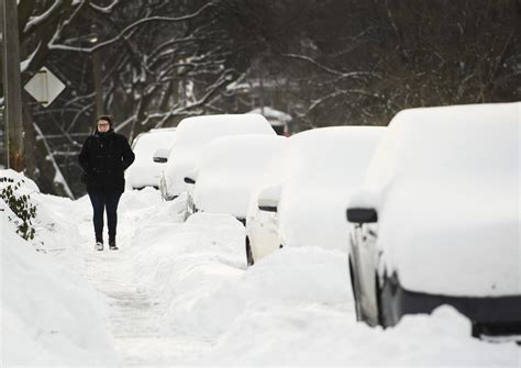 Hundreds of collisions in aftermath of Toronto snow storm