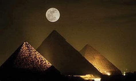 THE PYRAMIDS BY NIGHT | une belle histoire | Pinterest