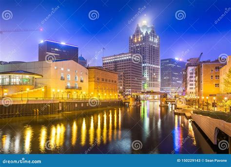 Milwaukee, Wisconsin, USA Downtown Skyline on the Milwaukee River Stock ...