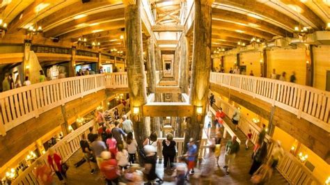 Noah's Ark theme park opens in Kentucky with life-size model - BBC News