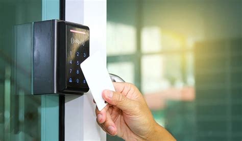 Get an access keycard for the safe room gate - racklopi