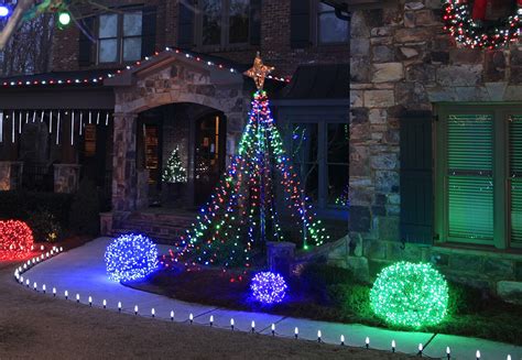 7 Sparkling Ideas for Home Exterior Holiday Decorations - Dig This Design