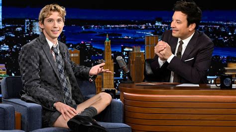 Troye Sivan Rocks a Very Square Suit on ‘The Tonight Show’