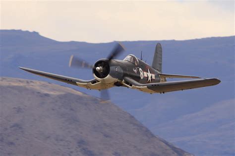 Wieso hat die F4U Corsair geknickte Flügel? (USA, Flugzeug, Militär)