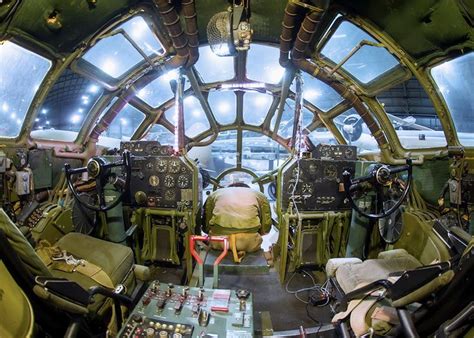 Boeing B-29 Superfortress - Cockpit des Bombers | B 29 superfortress ...